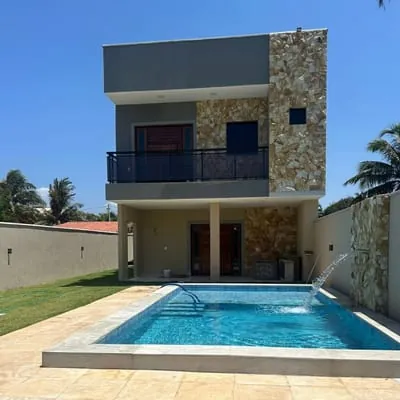 Fachada da Casa Pedra Amarela com a piscina